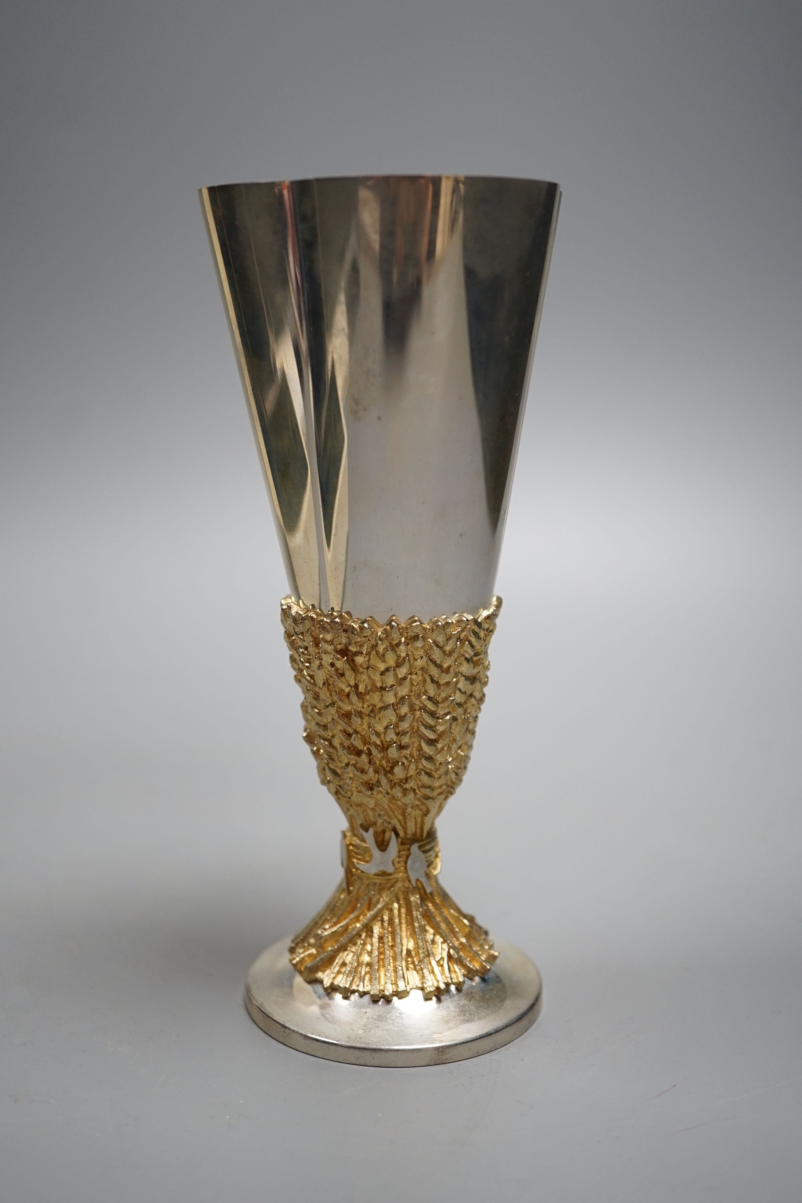 A cased modern Aurum limited edition parcel gilt silver Chichester Cathedral commemorative goblet, no. 304/600, 16.6cm